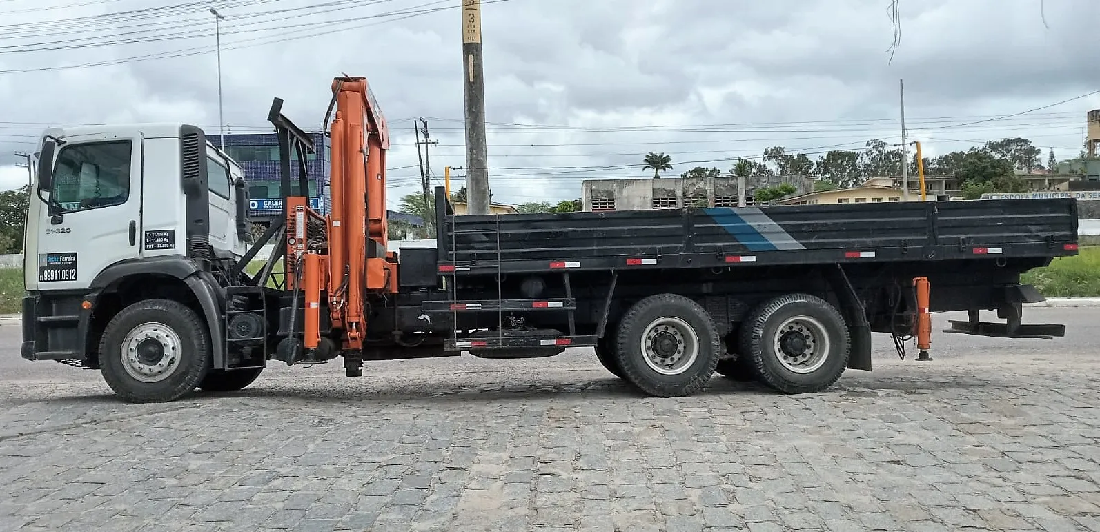 Caminhão munck traçado da Becker Ferreira visto de lado